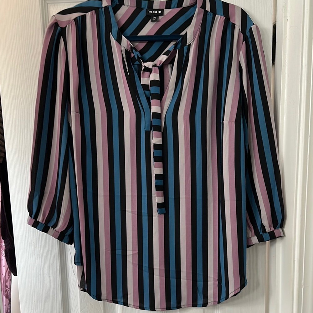 Torrid Black and Pink Tie Front 3/4 Sleeve Blouse